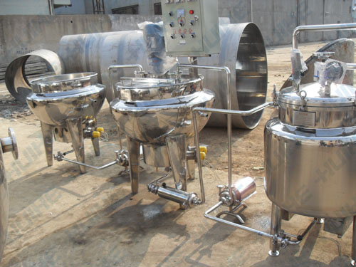 夾層鍋與其它不銹鋼罐結合使用現(xiàn)場圖