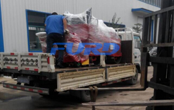 福瑞得機(jī)械座駕壓路機(jī)，路面開槽機(jī)成功裝車及時(shí)發(fā)貨